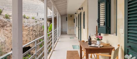 تناول الطعام بالخارج