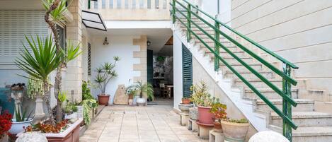 المنطقة المحيطة بالمنشأة