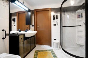 Een douche, een haardroger, handdoeken