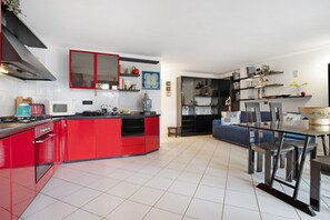 Een koelkast, een microgolfoven, een oven, een kookplaat