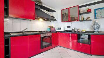 Kühlschrank, Mikrowelle, Ofen, Herdplatte