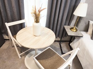 35-inch LCD TV with digital channels, Netflix, streaming services - RUTiLE IKEBUKURO TOKYO (Toshima-ku Ikebukuro)