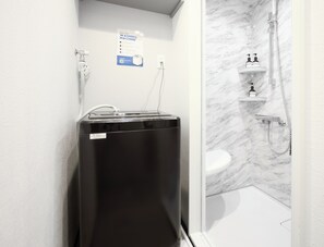 Shower, hydromassage showerhead, hair dryer, bathrobes - RUTiLE IKEBUKURO TOKYO (Toshima-ku Ikebukuro)