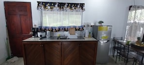 Een microgolfoven, een vaatwasser, een koffiezetapparaat/waterkoker