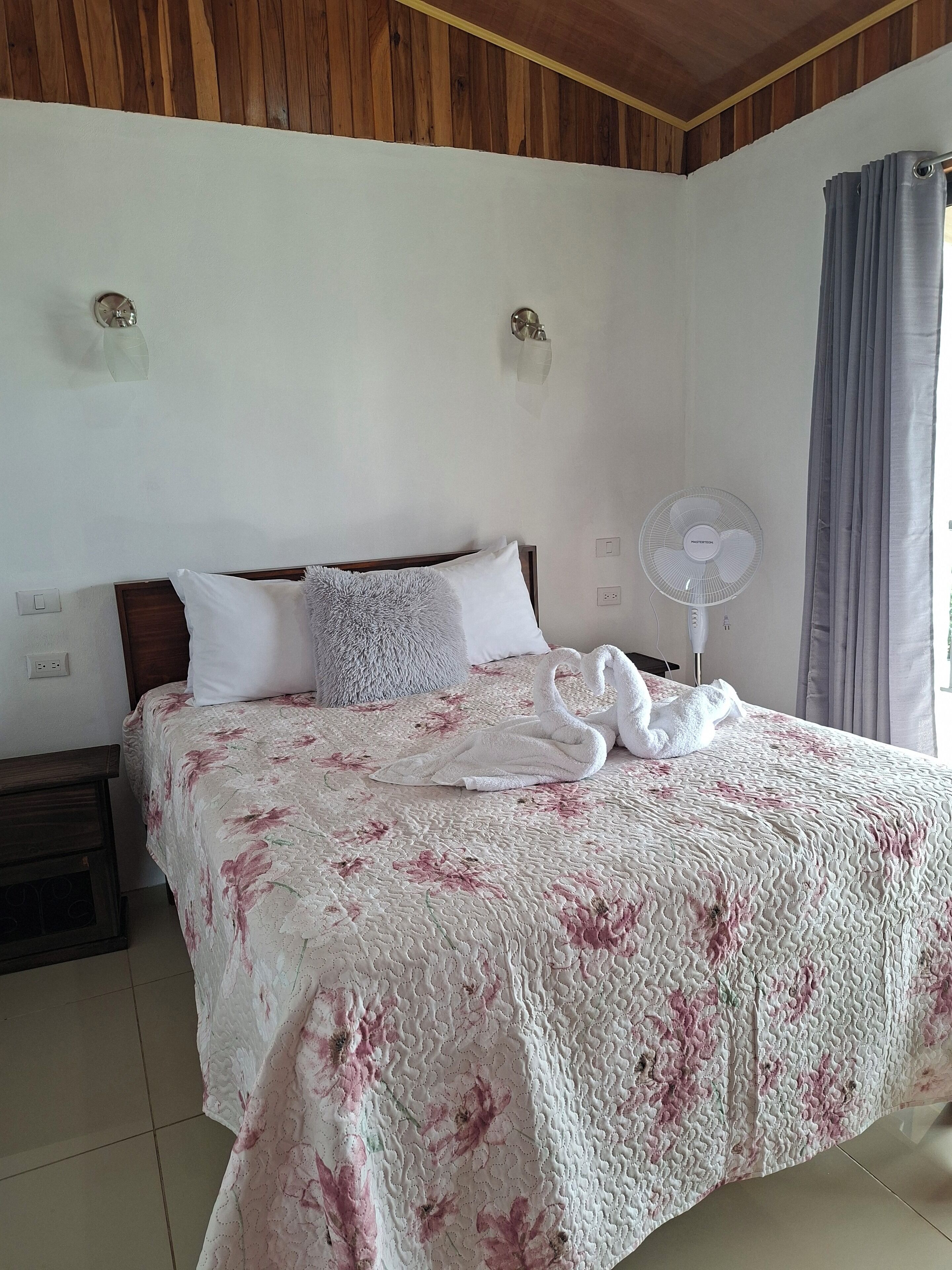 2 室のベッドルーム、WiFi (無料)、ベッドシーツ、車椅子でアクセスできる設備