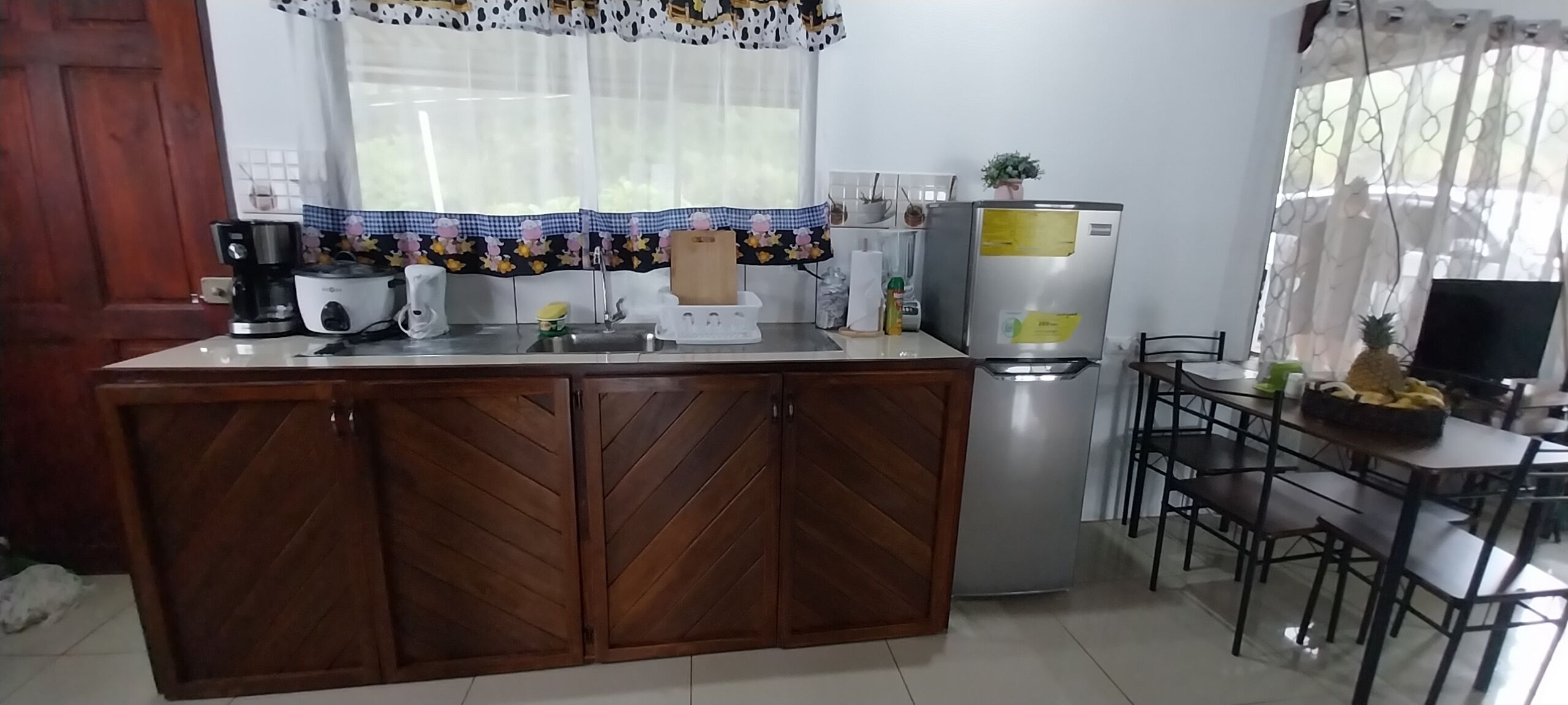 Micro-ondes, lave-vaisselle, cafetière/bouilloire, bouilloire électrique