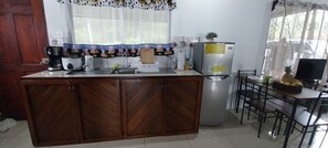 Micro-ondes, lave-vaisselle, cafetière/bouilloire, bouilloire électrique