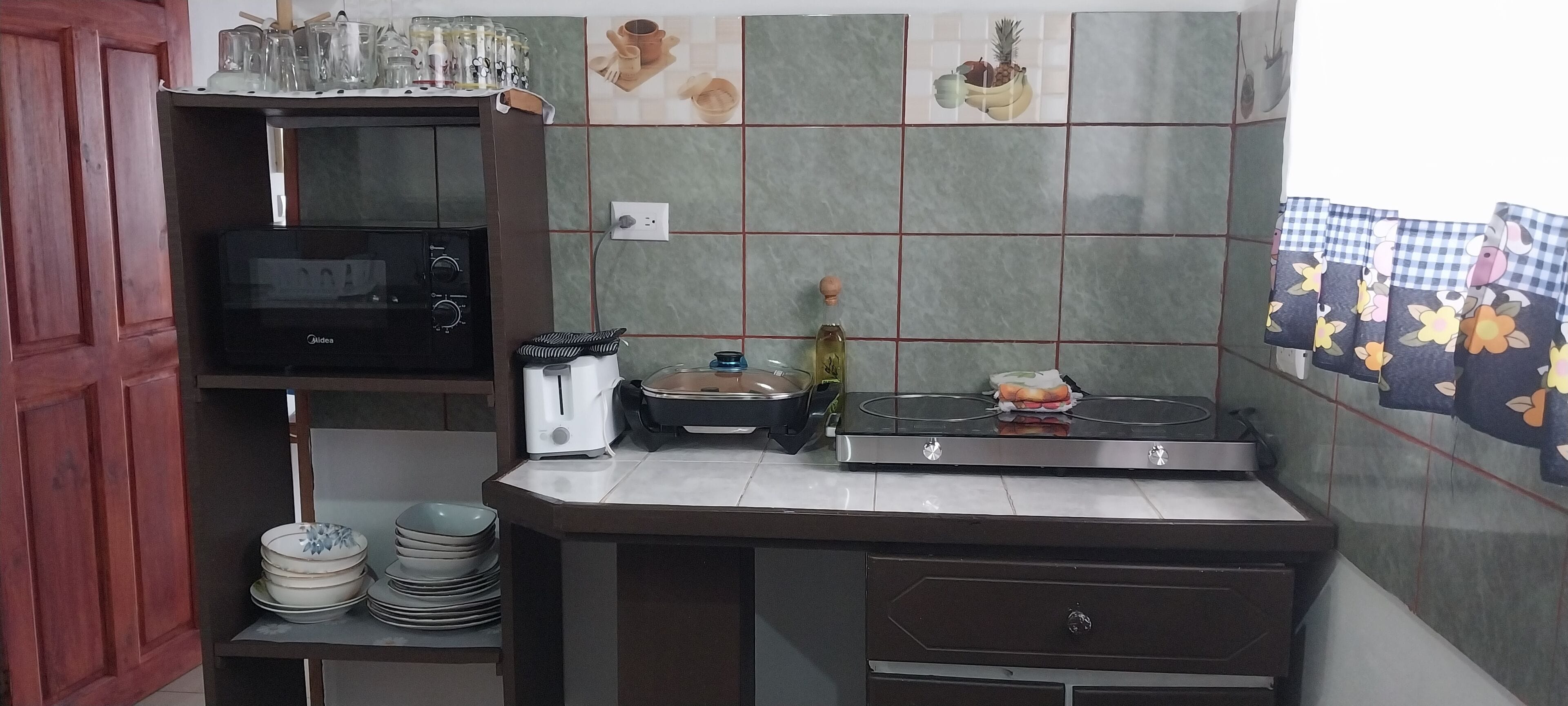 Microondas, lavavajillas, cafetera y tetera y tetera eléctrica 