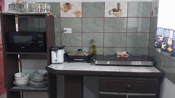 Micro-ondas, lava-louças, cafeteira/chaleira, chaleira elétrica