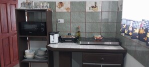 Microwave, dishwasher, coffee/tea maker, electric kettle