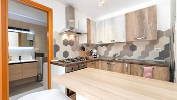 Fridge, oven, stovetop, dishwasher