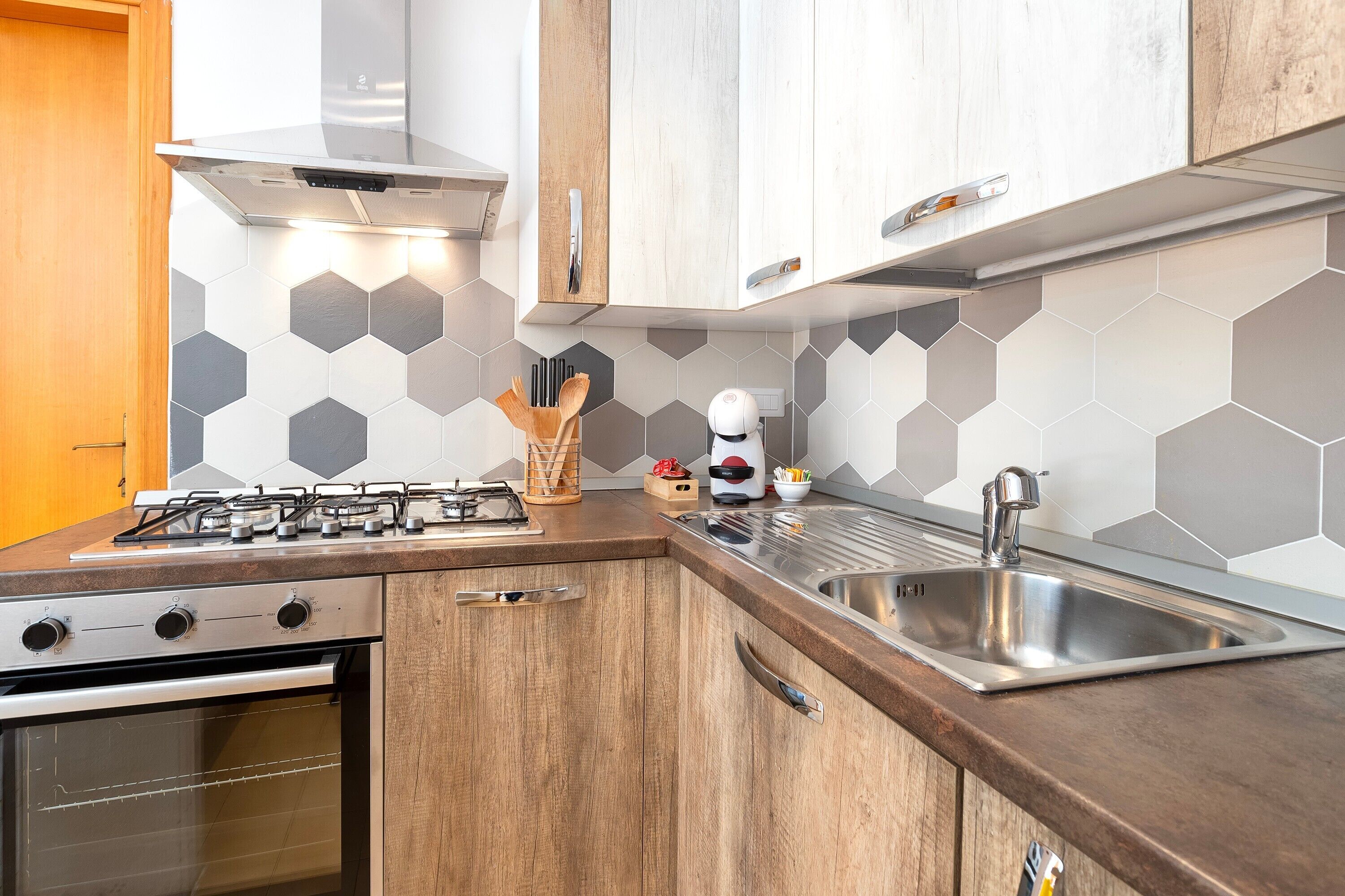 Fridge, oven, stovetop, dishwasher