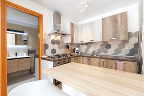 Fridge, oven, stovetop, dishwasher