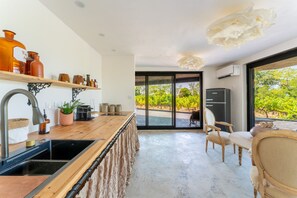 Kühlschrank, Mikrowelle, Ofen, Herdplatte