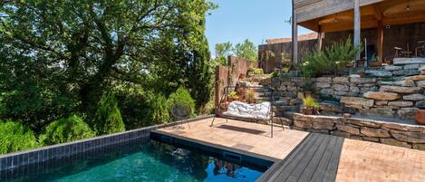 Een verwarmd zwembad