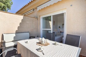 Outdoor dining - Apartment with pool Sancti Petri (Chiclana de la Frontera)