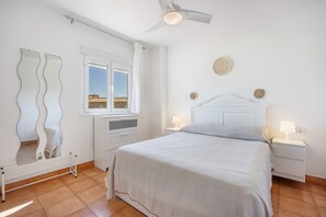 1 habitación, tabla de planchar con plancha, wifi gratis y ropa de cama 