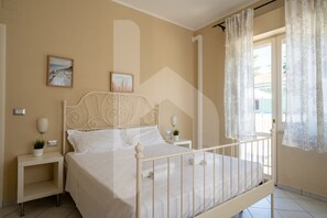 1 bedroom, bed sheets