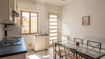 Kühlschrank, Ofen, Kochgeschirr/Geschirr/Besteck