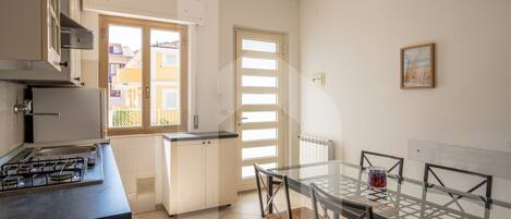 Kjøleskap, ovn og kjøkkenutstyr