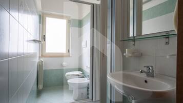 Doccia, asciugacapelli, bidet, asciugamani