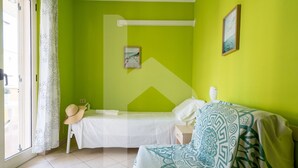 A room with a bed, a chair, and a window. - Homiday - Via Gramsci Int. 4, 3-room apartment on the 1st Floor (Pineto)