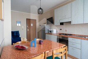 Fridge, oven, cookware/dishes/utensils