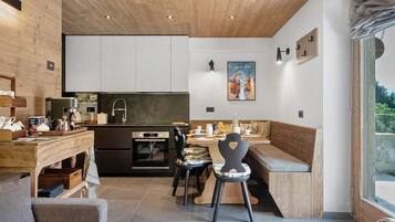 Fridge, oven, stovetop, dishwasher