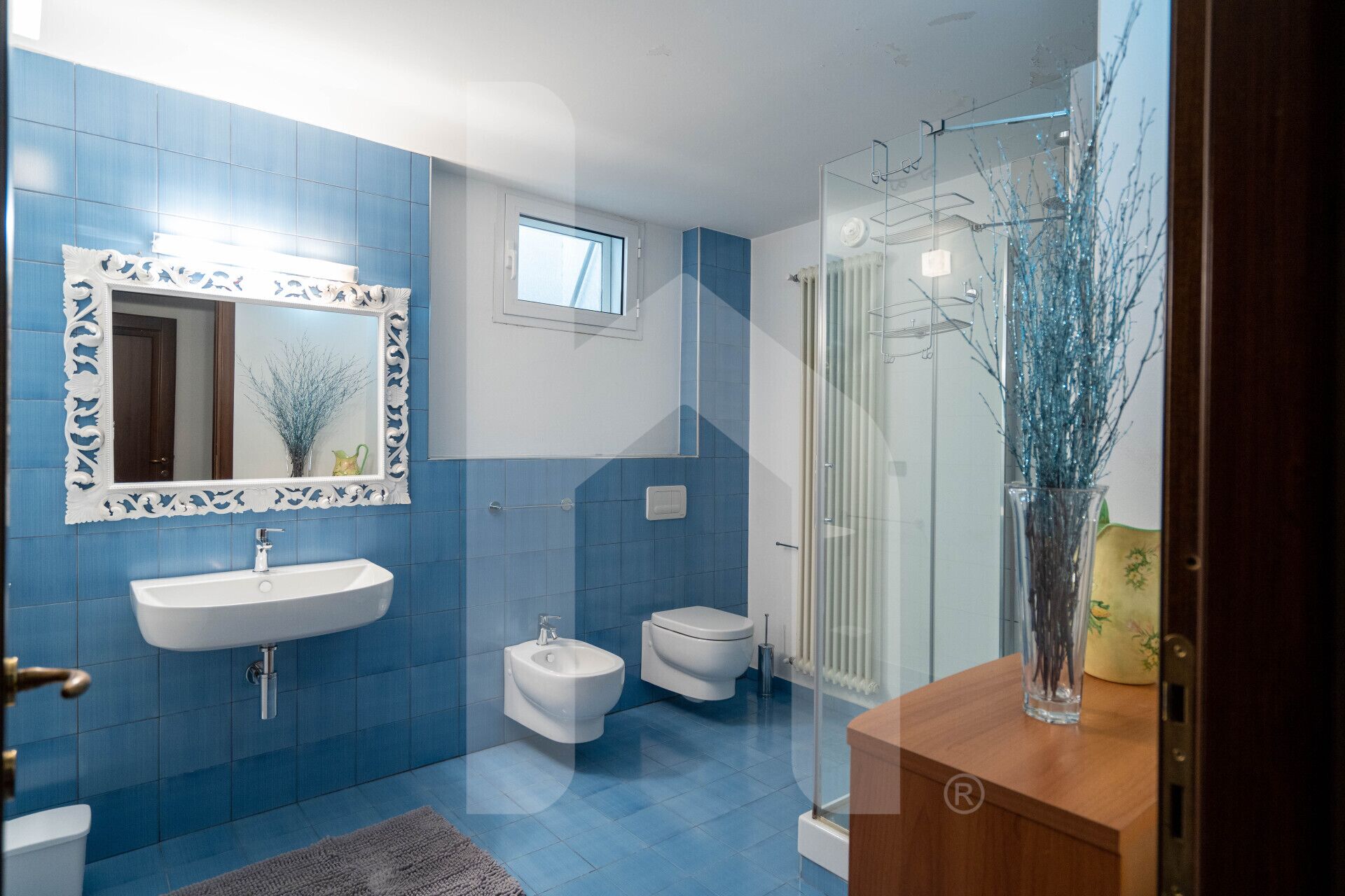 Douche, baignoire à jets, sèche-cheveux, bidet