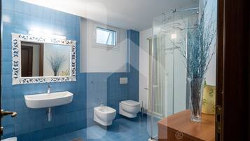 Doccia, vasca idromassaggio, asciugacapelli, bidet