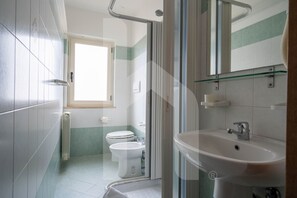 Shower, hair dryer, bidet, towels - Homiday - Via Gramsci Int.8, 3-room apartment on the 2nd Floor (Pineto)