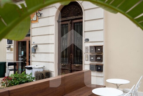 Palazzo Passerini is one of the historic buildings, in the heart of Pineto, offers the possibility of a stay a few steps from the sea and all services. Located on the second floor, also reachable by elevator, and is arranged on two levels. On the entranc