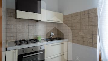 Kühlschrank, Ofen, Herdplatte, Kochgeschirr/Geschirr/Besteck