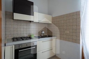 Jääkaappi, uuni, liesi, keittoastiat/astiat/ruokailuvälineet