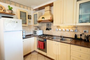 Kühlschrank, Mikrowelle, Ofen, Herdplatte