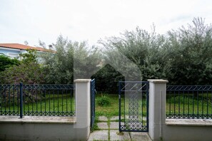 A gated entrance with a metal gate and a concrete pathway leading to a building. - In the heart of the Torre del Cerrano Marine Protected Area, a few steps from the beach is the Green Bay Village. The three-room apartment A01, on the mezzanine floor of the GRAN SASSO building, has an independent entrance with a small garden, pool view, (Pineto)