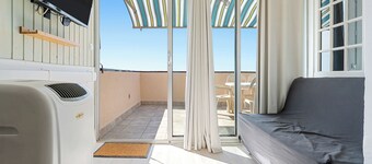 Apartment 'Montsant' with Sea Views, Private Terrace and Air Conditioning