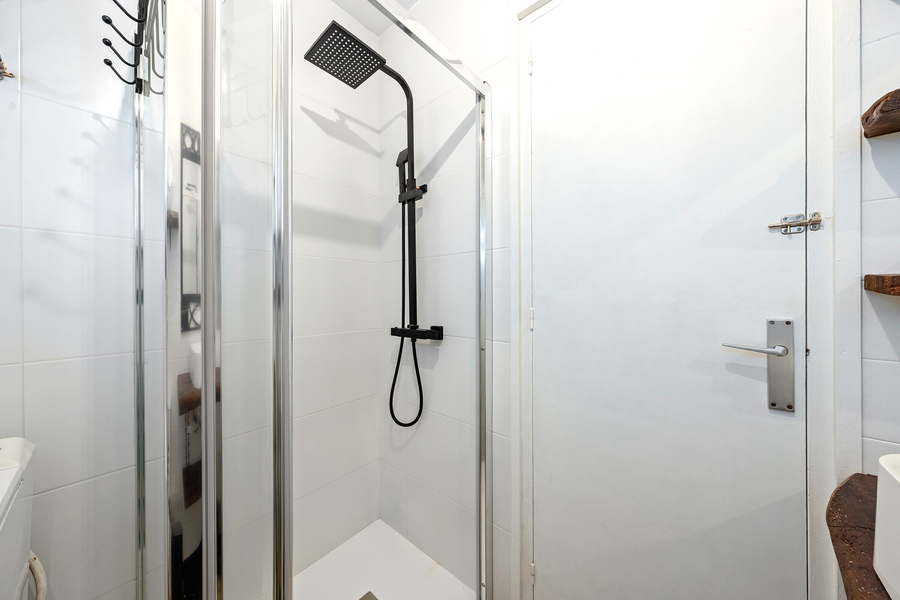 Een douche, een haardroger, handdoeken