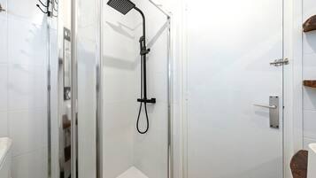 Een douche, een haardroger, handdoeken