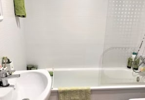 Shower, towels - Apartment 'Duplex Mediterranea' with Sea View, Shared Pool and Air Conditioning (Benicarló)