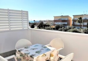 Outdoor dining - Apartment 'Duplex Mediterranea' with Sea View, Shared Pool and Air Conditioning (Benicarló)