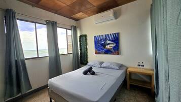Eenvoudige tweepersoonskamer, uitzicht op het strand