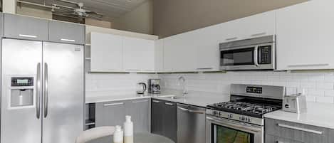 Refrigerador, microondas, horno, placa de cocina