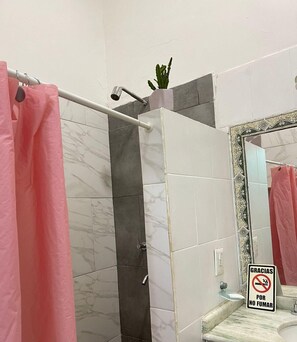 Regadera, toallas, jabón, papel de baño 