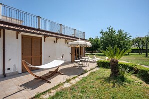 Outdoor dining - Apartment 'Confortevole Chalet Degli Dei' with Mountain View, Private Terrace and Wi-Fi (Agerola)