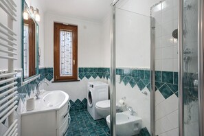 Shower, hair dryer, towels - Apartment 'Confortevole Chalet Degli Dei' with Mountain View, Private Terrace and Wi-Fi (Agerola)