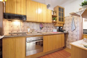 Een koelkast, een microgolfoven, een oven, een kookplaat