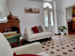 TV - Apartment 'Bellocchio' with Sea View, Wi-Fi and Air Conditioning (Locorotondo)