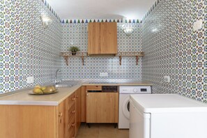 Kühlschrank, Mikrowelle, Herdplatte, Wasserkocher mit Kaffee-/Teezubehör