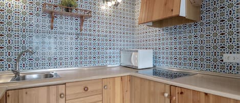 Réfrigérateur, micro-ondes, plaque de cuisson, cafetière/bouilloire